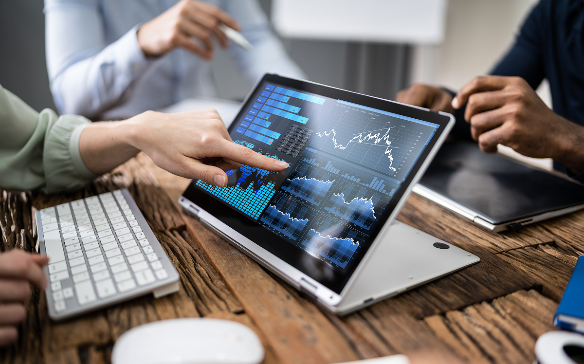 ROI 대시보드와 비즈니스 성과를 나타내는 그래프 이미지